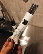 今年最後のおすすめコスメ投稿🧪💕ナイトスキンケアにひとつこれを足すだけ👽初めて好転反応？みたいなやつがでた👼🏽✨散々いじめてきた顔面の皮膚。いまになってシミを見るたび後悔だらけだけど、その&hellip;のInstagram画像