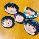 #モニプラ さん経由でみんなのバッジのモニターに参加させていただきました🙂💓息子の写真をマグネット2つと缶バッジ3つに🙆&zwj;♀️💗マグネットは冷蔵庫にぽちっと🤟アプリでサクサクッと簡単に&hellip;のInstagram画像