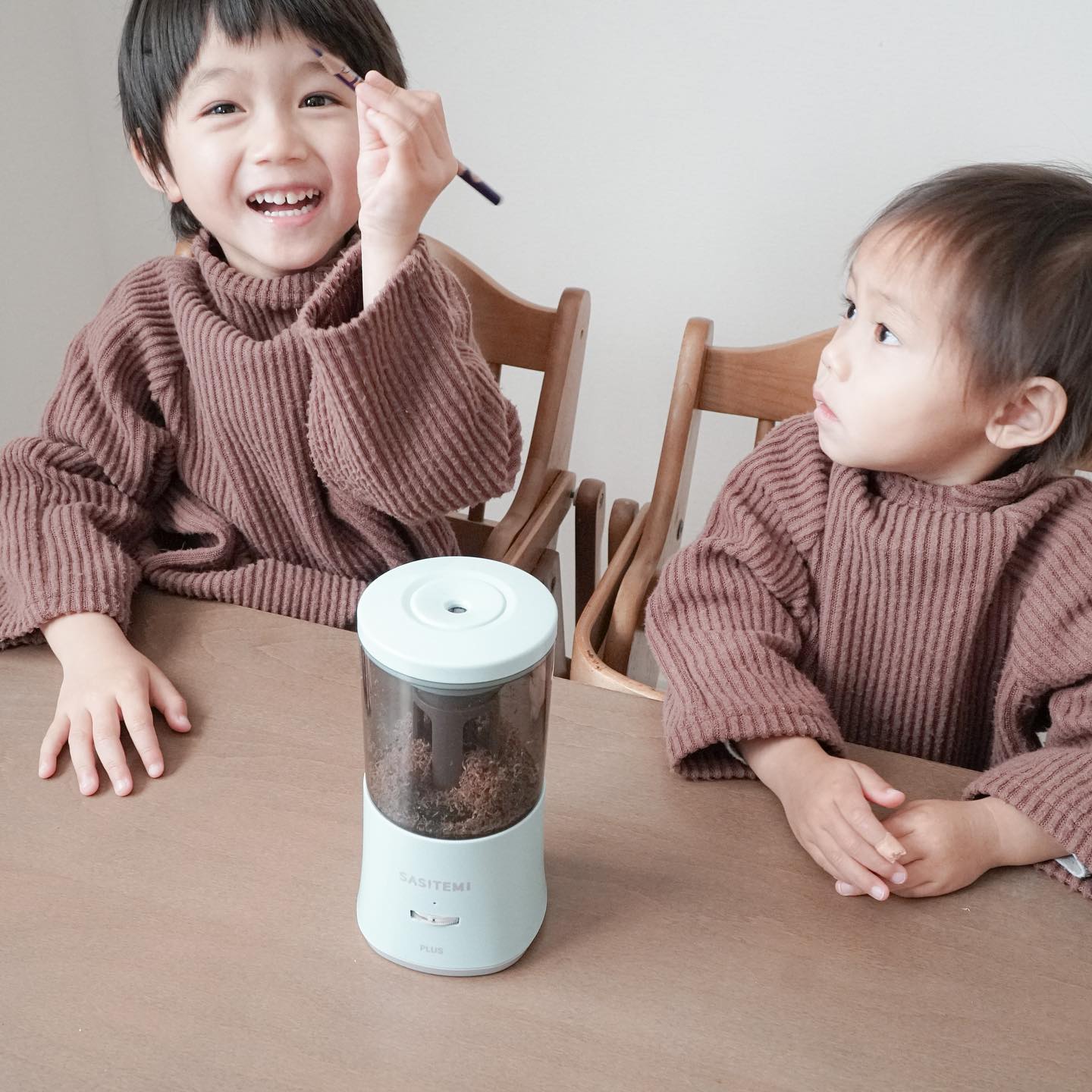 口コミ投稿：.﻿﻿PLUSさまの「SASITEMI」で﻿鉛筆削りデビュー✐☡﻿﻿﻿こちらは全自動の鉛筆削り！﻿﻿私…