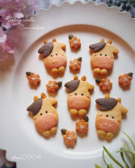 牛クッキー🐮干支にちなんで牛クッキーを焼きました🎶牛のクッキーを焼こう！と思い立ったものの、我が家には牛のクッキー型がないことに気付き・・・😨トナカイのクッキー型を使って牛に変身させま&hellip;のInstagram画像