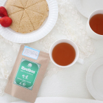 *🫖*お休みの日の朝食 ♡きなこ蒸しパン作ったよ (⑅&uml;̮⑅)余ってたいちご添え 🍓&larr;紅茶にするか迷いつつ今回はルイボスティーを ☕️生葉タイプは初めて飲んだけど&hellip;のInstagram画像