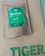 TIGER様のモニターとして、生葉のルイボスティーを試しました。30歳くらいから、コーヒーが好きすぎてかなり飲んでます。朝何より先にコーヒーをドリップするのが日課になっていて、カフェインとりすぎだ&hellip;のInstagram画像