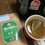 無農薬、有機、カフェインゼロだから寝る前に飲んでも気にならない♪ほっこり時間を満喫中〜生葉ルイボスティーだから香ばしい&cap;^&omega;^&cap;パックだから手軽に飲めるのも嬉しいですね&hellip;のInstagram画像