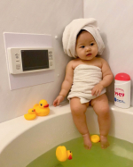 .﻿薬用保湿入浴剤🧴【アトピタ】﻿﻿ 無香料・天然色素・無添加だから﻿そらちゃん初めての入浴剤だったけど安心👧🏻♨️﻿﻿最近肌乾燥してたけど軽減された🤍﻿しっと&hellip;のInstagram画像