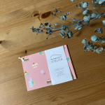 ナマエノアトリエノンアイロンお名前シールブック📕💕とっても可愛いデザインの名前シールです💕子どもの洋服の名付けにとっても便利なシールブックです！可愛くてたくさん入っているので季&hellip;のInstagram画像