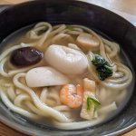 kumomm0831***今日は鍋焼きうどんお正月で余ったお餅をトッピングしてお腹いっぱいです。キンレイさんの「お水がいらない鍋焼きうどん」はお鍋に入れて温めるだけなので味の濃さを間違える&hellip;のInstagram画像