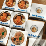 缶バッチとマグネットを作ってみました。.アプリをダウンロードして、手順に沿っていくだけで、簡単に作ることができます。大きさごとに金額が異なっていてハート型などの珍しい缶バッチも作ること&hellip;のInstagram画像