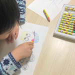 長男とクレヨンでお絵描き。ディズニー好きの長男、ディズニーのデザインのクレヨンに興奮気味（笑）三角形でちょっと太めな為、折れづらく持ちやすいので描きやすいみたい！しかもこのクレヨン&hellip;のInstagram画像