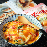 【まいにち米粉】に載っていたレシピで米粉の天津飯✨.餡にとろみをつけるとき米粉を使うことで不自然に固まりすぎずおいしくできました！.パンやお菓子だけでなく餃子やカレーなど毎日のおかずに&hellip;のInstagram画像