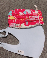 今回こちらの商品をお試しさせてもらいました。このご時世どこでもマスクは手離せませんね💦学校、幼稚園で外したりするときに入れ間違えなどで無くなったり間違えて持って帰ったりなどもあり記名が必要です💦&hellip;のInstagram画像