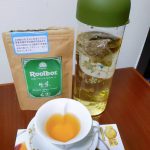 #ヨガサロン オープンのお祝いに名入れ#ポーセラーツの水出しお茶ボトルを頂きました😊.コロナが静まれば、自宅レッスンの最後にこのボトルでお出しします✨.今回はオーガニックの生葉ルイ&hellip;のInstagram画像
