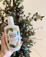 ﻿ノンメントール・ノンアルコールの﻿オーガニックマウスウォッシュ👄✨﻿【マイルドマウスウォッシュ】﻿﻿ブラッシング、すすぎ不要なのにすっきり汚れ落ちてるのがわかるしピリピリ感&hellip;のInstagram画像