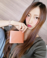 そろそろバレンタインがやってきますね✨私が手に持っているのは@glencheck_officialさんの英国伝統のブライドルレザーを使用した二つ折り財布❣️販売累計12万個を突&hellip;のInstagram画像