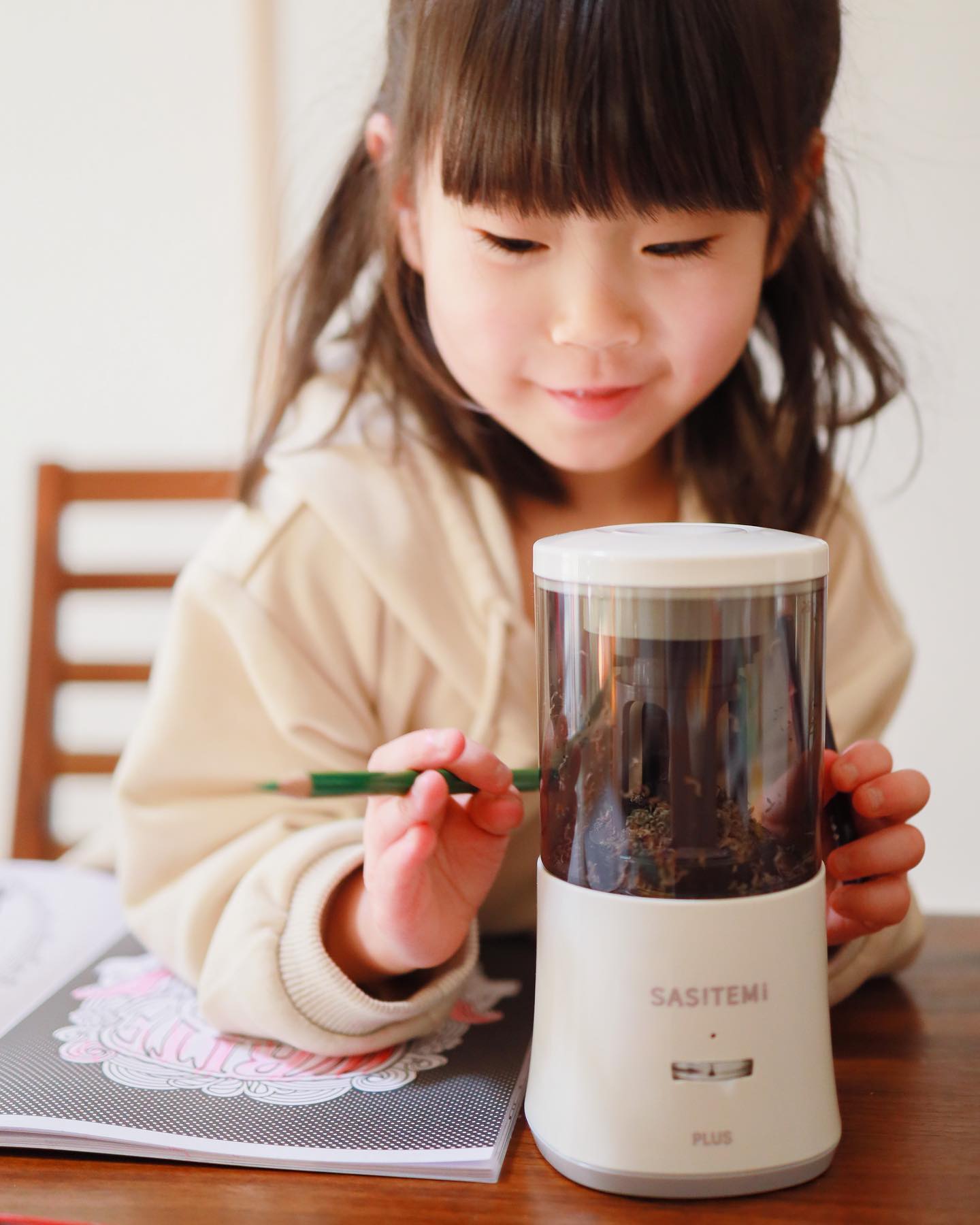 口コミ投稿：電動鉛筆削り SASITEMIいただきました✨.塗り絵大好きな茜さん😘鉛筆削りは、必須です👍…