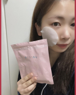 ..ピーリングパッド🧖&zwj;♀️洗顔の代わりや部分パックとして使える物✨想像以上の大きさにびっくりした😆大きいし、美容液がたっぷりひたひただから乾燥肌の人もしっかり潤えると思う♡&hellip;のInstagram画像