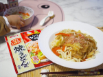 夫が夜勤で子どもと2人なので麺類で簡単ごはん。「マルトモのだしCOOK 焼うどん風の素」は冷凍うどんとカット野菜を使って電子レンジ調理で焼うどん風一品メニューが作れる、お疲れママお助けアイテム😄&hellip;のInstagram画像