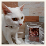 ＊キャットスタンス「鹿肉ウェット130g&times;2袋」「ひめ鯛ウェット130g&times;2袋」をお試しさせていただきました☺️(&rarr;にゃんこ達が)《商品特徴》代謝に合ったフードはネコの毛ヅヤや排泄物を&hellip;のInstagram画像