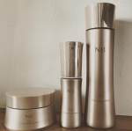 毎日の定番！Nst（エニスト）を使い続けて2wが経ちました。ザ　ベース　ローションテクスチャ所見は、少しとろみのある感じです◎ハンドプレスでも乳白色のローションがお肌に染み渡ります&hellip;のInstagram画像