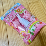 ロープなわとび、プレゼント🎁して頂きました🥰✨ロープだから当たっても痛くないし、電車ゴッコも出来るように、持ち手が繋がるの‼️娘も大好きなピンクで喜んでました。（カラーは3色展開❤️）&hellip;のInstagram画像