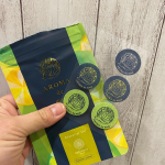 マスク生活も、もうすぐ1年。マスクライフを快適にするアロマのシール。100%天然エッセンシャルオイルを使用していて、爽やかシトラス系の香り、ベルガモット効果で心身の健康維持に効果がある&hellip;のInstagram画像