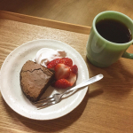 美味しいお取り寄せおやつグルテンフリーのガトーショコラ冷凍で届くグルテンフリーのガトーショコラグルテンフリーとわからないくらい濃厚！しっとり〜米粉とこめ油を使用しているそうです。.&hellip;のInstagram画像