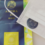 マスクにつける匂いシールアロマdeマスク不織布マスクにつけて使ってみましたー！マスクの外側に付けるんだけど、強すぎないかおりで凄くいい！明日お昼ご飯カレーだからマスクの中がカレ&hellip;のInstagram画像