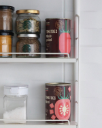 🍅．こんなにかわいいパッケージのトマト缶見たことない&hellip;🥫♡ダイスとホールも一目でわかるお洒落なパケ。．収納庫に閉まって置くのがもったいないので、キッチンの壁面棚で出番を待っ&hellip;のInstagram画像