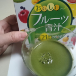 乳酸菌200億個と75種の果物・野菜を醗酵したエキスが入っているそうです。原器になれそうですね。溶けやすくてとても飲みやすいです。色は普通の青汁ですが味はフルーツ感たっぷりなんですよ！！美味しいです。&hellip;のInstagram画像