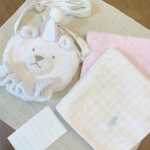 娘の持ち物に名前つけ。布ペタラベルがあれば貼るだけ！アイロン不要で強力接着！とても助かります☺︎#おなまえつけ #名前つけ #布 #貼るだけ #アイロン不要 #KAWAGUCHI &hellip;のInstagram画像