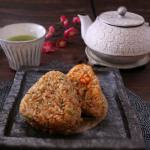 炙ったさばの香ばしい香りがたまならい！炙りさば焼きおにぎり。炙りさば焼きおにぎりのだし茶漬けこんにちは！mutsumiです。マルハニチロ・レイショク和風米飯アレンジレシピをさせてい&hellip;のInstagram画像