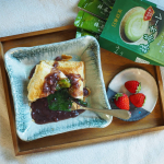 .簡単にホットスイーツ☻🙌.・cottaさんのパイシート(写真3枚目)にクリチとお餅を乗せてパイシートで閉じる・200℃のオーブンで20分焼く・あんこと抹茶ソースをかけて完成🙌&hellip;のInstagram画像