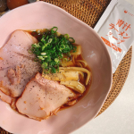 新商品の #青汁ラーメンスープ を使って糖質ゼロ麺で低カロリー #青汁ラーメン 🍜よだれ鶏を作った時にできた鶏スープ150mlで粉末を溶かしました。糖質ゼロ麺、市販のチャーシュー、メンマ、青ネギで&hellip;のInstagram画像