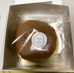 モニプラでモニター当選した、築野(つの)食品工業様のサクッと濃厚半生ガトーショコラが届きました♪冷凍庫に保存しておいて、届いてからちょっと経ったけど、ようやく解凍していただきました☆「&hellip;のInstagram画像