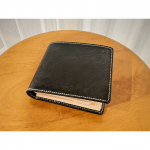 英国製ブライドルレザー使用の二つ折り財布、BRITISH GREEN。大容量カード収納は15枚カードをいれることができ、カードや名刺を多く持ち歩く際も安心できます。大きく見開いたボック&hellip;のInstagram画像