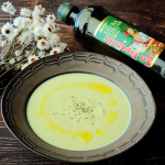 アボカドのポタージュ🥑.アボカドとじゃがいもを牛乳と一緒にミキサーにかけ味付けをしながらお鍋で温めるだけなのでとっても簡単！.最後にLaEspanola エクストラバージンオリーブオイ&hellip;のInstagram画像