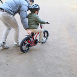 つ、ついに！ペダルこぎに挑戦！！﻿﻿﻿工具いらずでペダルを着脱できる﻿﻿ディーバイクマスタープラス🚲✨﻿﻿まだキックバイク仕様でもフラフラしがちですが、﻿﻿息子の強&hellip;のInstagram画像