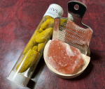 新感覚すりおろしスパイス！先日ターメリック＆パキスタン岩塩のモニター応募があったから、使いたいなぁと思ってやや軽い気持ちで応募。したら当たっちゃいました(^^)笑卓上に置いてもオサレ。&hellip;のInstagram画像