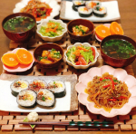 🌸2021.2.11🌸﻿﻿きょうのごはん﻿﻿♡チャプチェ﻿♡キンパ﻿♡豆腐のコチュジャン照り焼き﻿♡チョレギサラダ﻿♡あおさ海苔と人参の韓国風スープ﻿♡みかん﻿&hellip;のInstagram画像