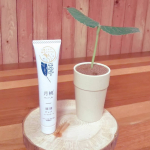 久々にお気に入りのハンドクリームと出会った！使い初めて10日位だけどすごくいい。まずハーブ＆柑橘のぱーっと広がる香りで毎回癒されるし、うるっとミルク系で肌にすーっと馴染んだらすぐスマホや包丁触って&hellip;のInstagram画像