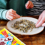 ..子供とのオヤツに。#カリッと小魚くん香ばしく飴炒りされていて、ついポリポリ食べちゃう味。国産かたくちいわしなのも嬉しい。おつまみにも◎かも◡̈.#おやつ #おやつの時間 #&hellip;のInstagram画像