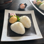 土鍋で炊いたご飯は、ふっくらと軽く握って岩塩を振りかけ、おにぎりでいただきます🍙　【LOHACO限定】ろはこ米をまずは塩おにぎりで試食🍙しっかりとした食感、もっちりと甘みも感じられるお&hellip;のInstagram画像