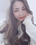 ..かわいい色味とローズの香りに癒される😊..#アムリターラ #オーガニック #サスティナブル #スキンケア発想のメイク #チーク #ダマスクローズ #ハイビスカス #moni&hellip;のInstagram画像