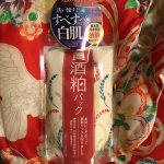 ワフードメイド『酒粕パック』お試ししました^^サクランボ大の量を顔全体に伸ばすと酒粕だからか滑らかさと諸々感が混在したようなテクスチャー。杜氏の手が綺麗なのは麹に触れているからというから、阿蘇の湧&hellip;のInstagram画像