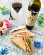 *****今日のブランチはサンドイッチ🥪*お供にはコンチョ クヴァレリ🍷*ワイン発祥の国&rdquo;ジョージア&rdquo;のプレミアムワイン🍷です✨*ドライで辛口だけだどお味が&hellip;のInstagram画像