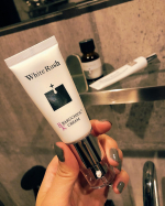 今年の花粉ものすんごい気がする🍃目の下とかカサカサにすごい腫れたりとかしちゃって深めのシワっぽいのできたりしてかなり病んでたwwだけど愛用の @whiterush_hq  のシリーズで1番&hellip;のInstagram画像