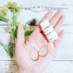 『Sweat Barrier　－ スウェットバリア －』は、アクセサリー用のフッ素コーティング剤です✨﻿﻿金属アレルギー用のピアスしか付けられない私にぴったりのアイテムです💕﻿﻿綿棒や&hellip;のInstagram画像