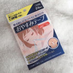 口に貼るだけ簡単！睡眠時のいびきや喉の乾燥対策おやすみテープのモニターしてみました。睡眠中や起床時の喉の乾きや痛みやいびきでお悩みの人に。口に貼って寝るだけで健康的な鼻呼吸を習慣づけるんです。&hellip;のInstagram画像