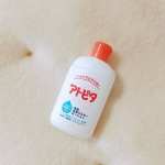 アトピタミルキーローションをお風呂あがりに使ってみました&hearts;️アトピタは保湿を重視することでカサカサ乾燥からあかちゃんを守ってくれるらしい&hellip;保湿って大人も必死でやってるけどからだのちっち&hellip;のInstagram画像