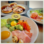 ・・・🌞 🌞 🌞朝ごはん🥣．．．蒸し鶏サンドアボカドとトマトのサラダニンジンラペベーコンマッシュルームソテー目玉焼きキウイ.&hellip;のInstagram画像