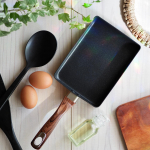 ・【LOHACO限定 軽いたまご焼き器】・取っ手の木目調が可愛いこのLOHACOのフライパン、とーっても軽いんです。・朝の目玉焼きとソーセージを焼くにも&hellip;のInstagram画像